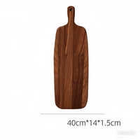 Planche à découper about de bois en acacia avec poignée – en situation