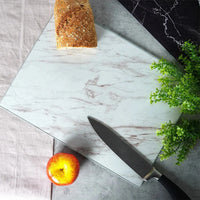 Planche à découper en verre blanc effet marbre – détail matière