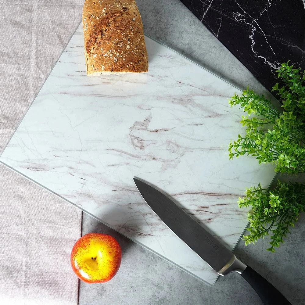 Planche à découper en verre blanc effet marbre – détail matière
