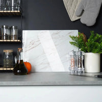 Planche à découper en verre blanc effet marbre – en situation