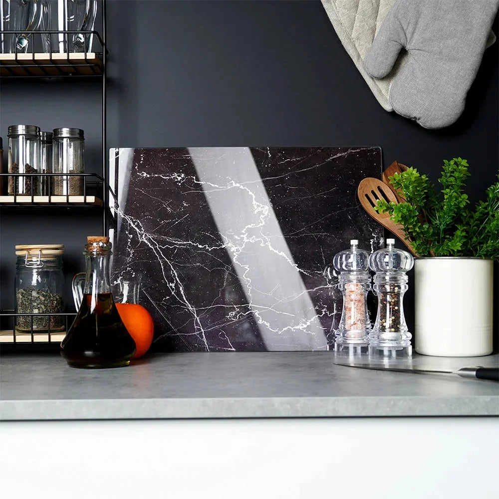 Planche à découper en verre noir effet marbre – en situation