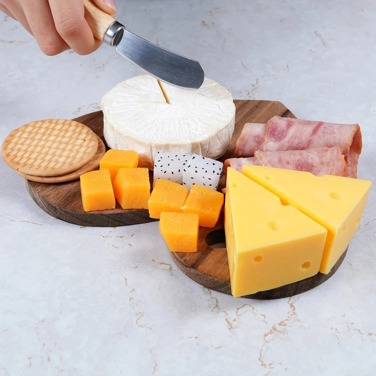 Plateau à fromage en bambou cœur avec couteaux – détail matière